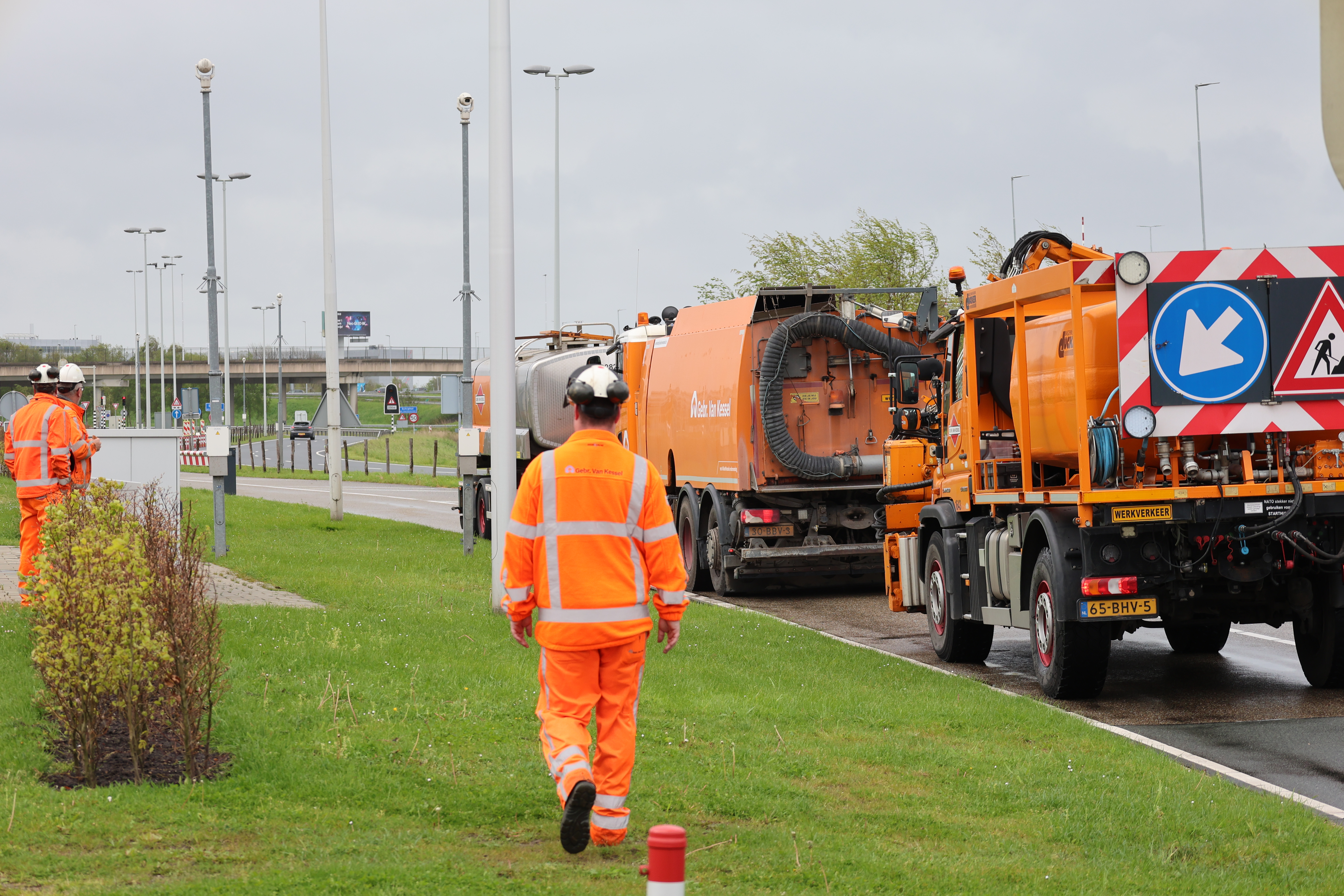 man aan weg onderhoud